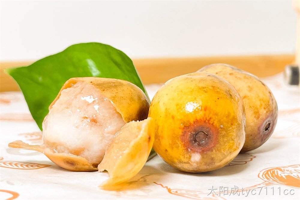这种超酸的果子，很多地方都有，但只有广东人让你尝到它的美味！